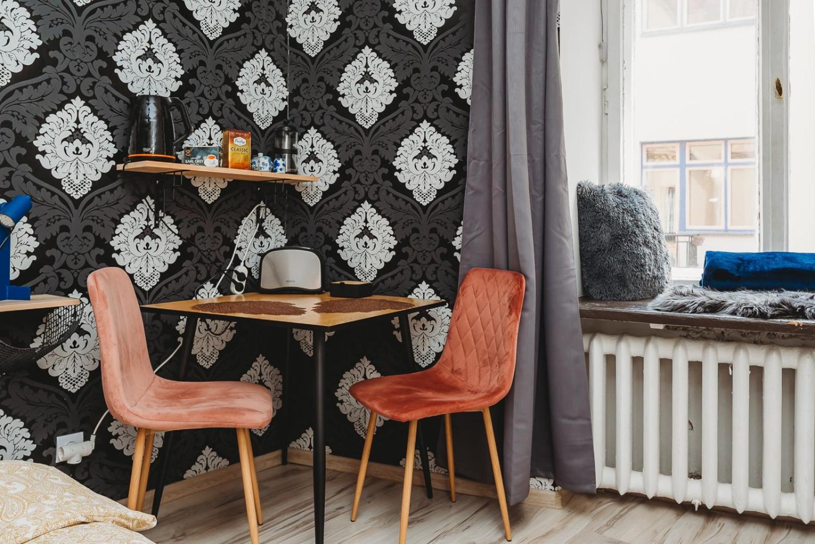 In Old Town, Cozy & Convenient - C