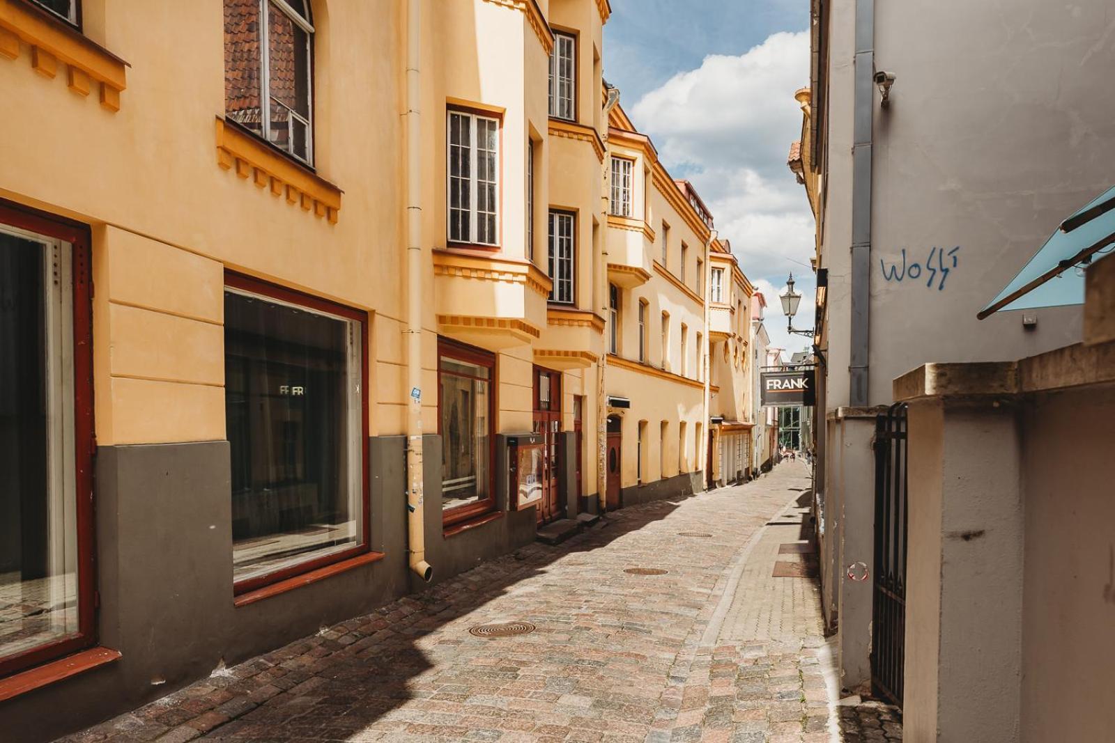 In Old Town, Cozy & Convenient - C